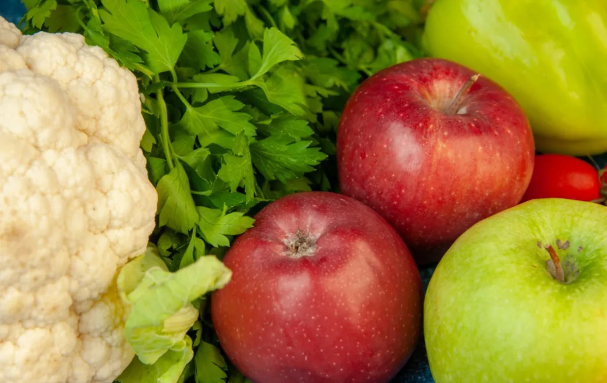 Яблука зіпсують сусідні продукти: які овочі та фрукти не класти поруч