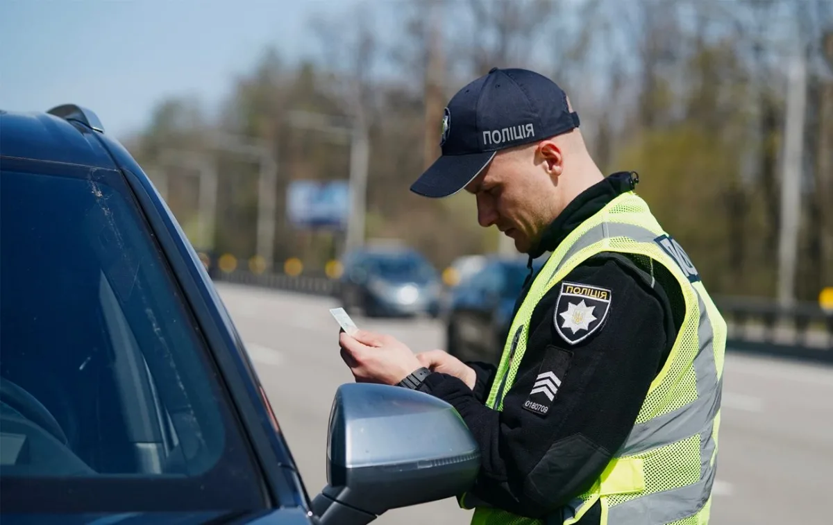 Чи повинен водій виходити з авто на вимогу поліції: що каже закон