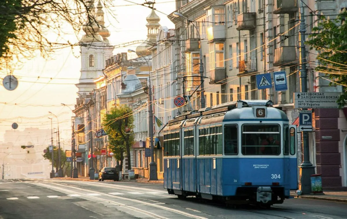 Як змінюють світлофори у Вінниці під час хвилини мовчання