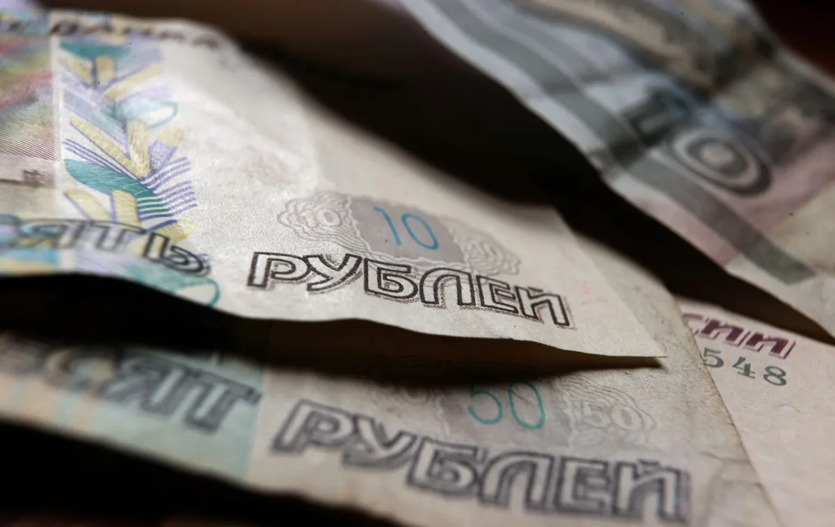 Як російські громадяни виводять гроші з країни: причини та масштаби у 2026