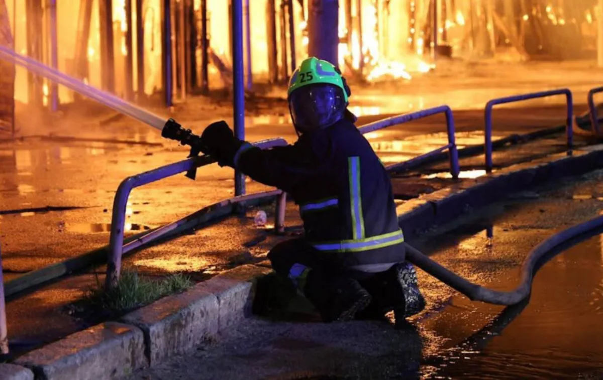 Атака на Київ: як рятувальники ліквідували наслідки влучань на ринку та будівлях
