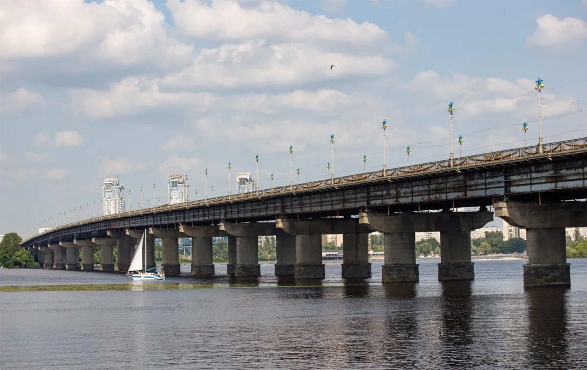 У Києві перекрили мости після атак: як їздить громадський транспорт