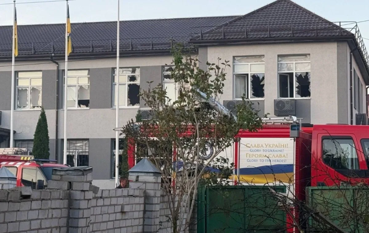 Нічна атака РФ на Київ: пожежа в квартирі та пошкодження будинків